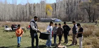 Kazanda pişirdiği etlerle sahipsiz kedileri besliyor