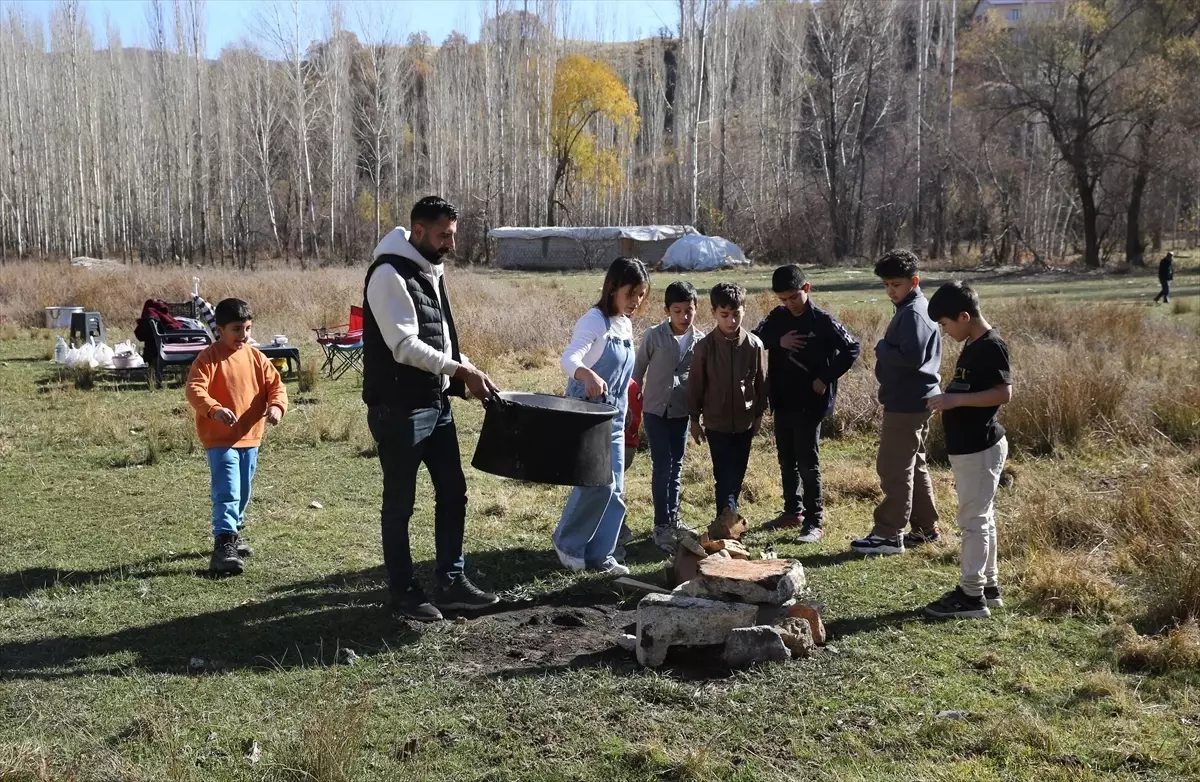 Kazanda pişirdiği etlerle sahipsiz kedileri besliyor