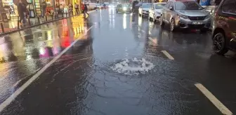 Küçükçekmece'de rögarın taşması sonucu caddeyi su bastı