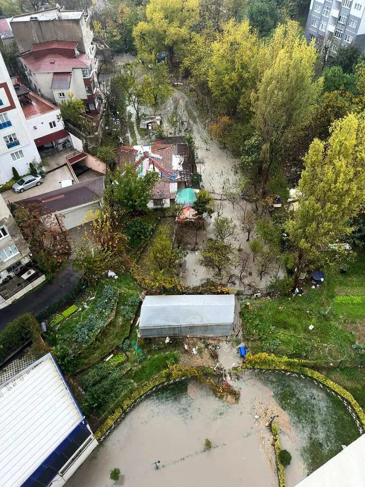 Küçükçekmece'de site otoparkını su bastı