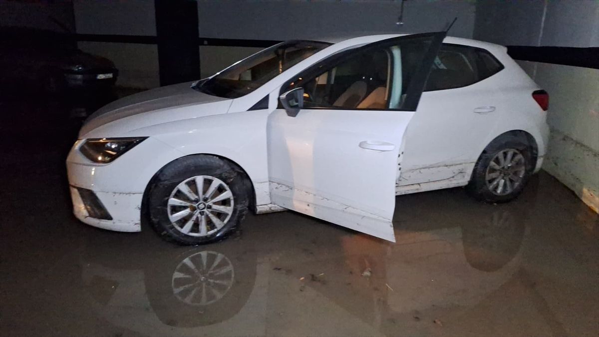 Küçükçekmece'de yağış nedeniyle su basan sitenin otoparkında 7 araç zarar gördü