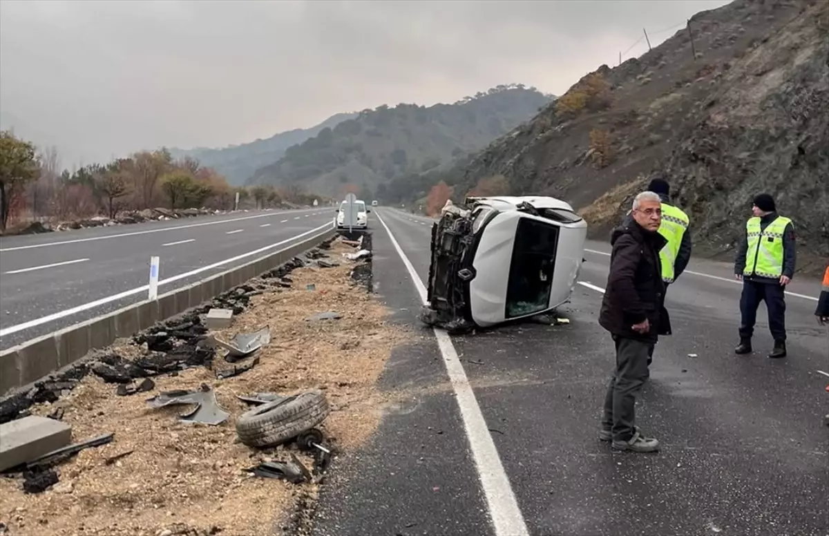 Malatya'da devrilen otomobildeki 4 kişi yaralandı