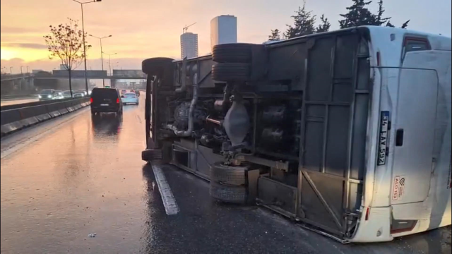 The service minibus overturned on the Maltepe D-100