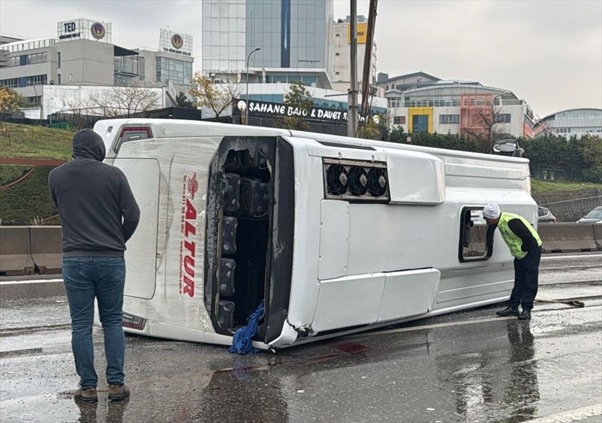 Maltepe'de havalimanı çalışanlarını taşıyan servis minibüsü devrildi