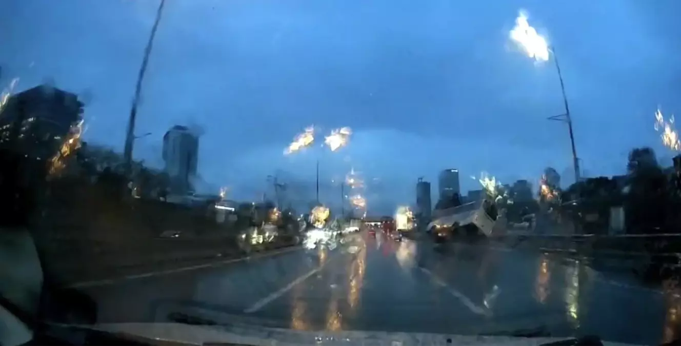 Maltepe'de minibüsün devrildiği anlar kamerada