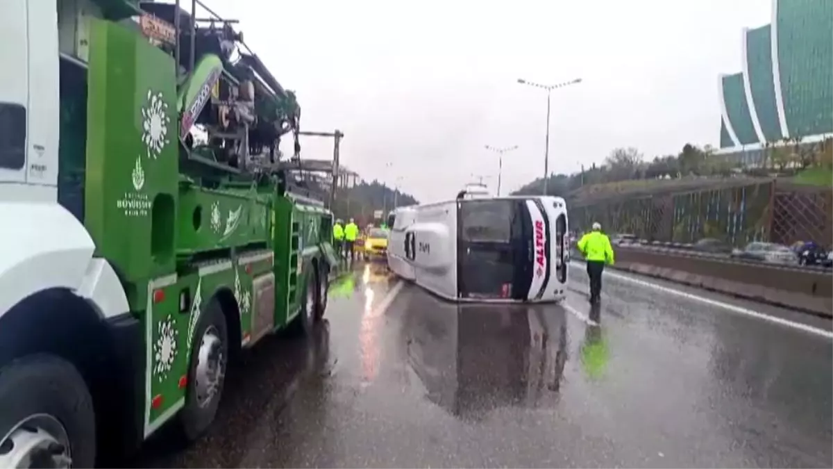 Maltepe'de servis minibüsü devrildi: 5 yaralı