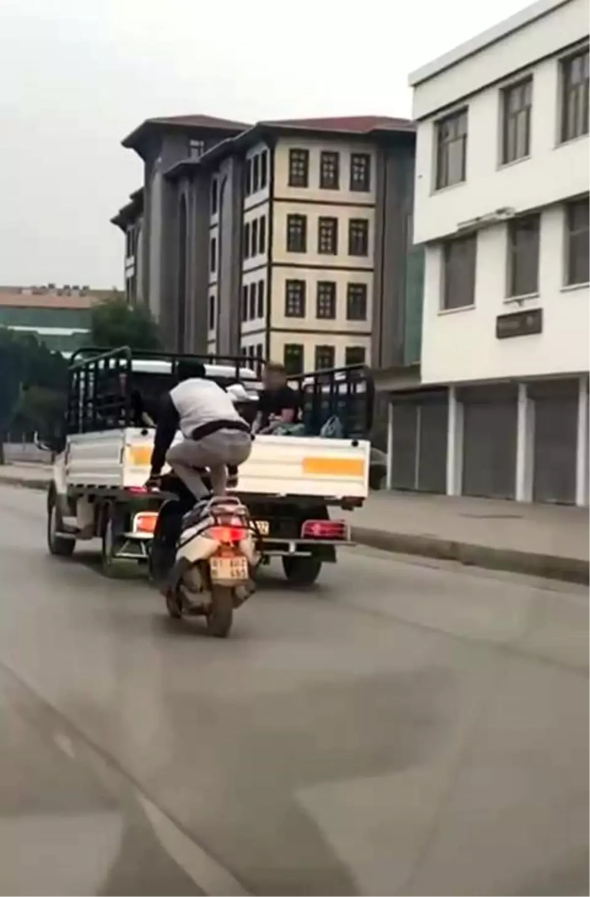 Motosikleti önce çömelerek, sonra yatarak sürdü