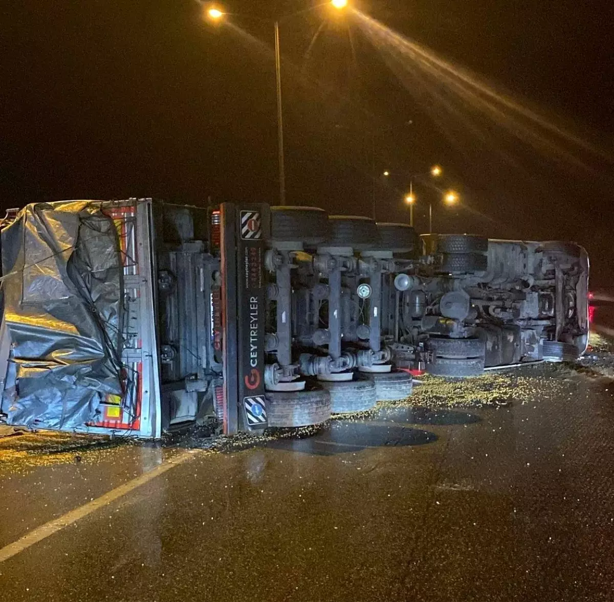 Osmaniye'de mısır yüklü kamyon devrildi: 1 yaralı