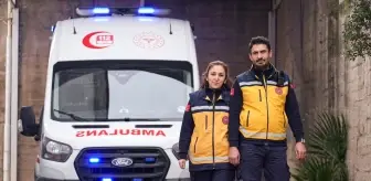 Sağlıkçı çift aynı ambulansta hastaların yardımına koşuyor
