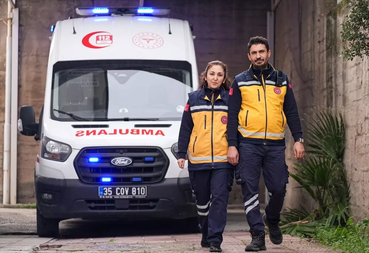 Sağlıkçı çift aynı ambulansta hastaların yardımına koşuyor
