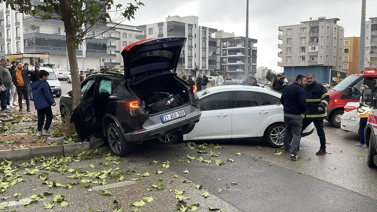 Şanlıurfa'da iki otomobilin çarpışması sonucu 2 kişi yaralandı