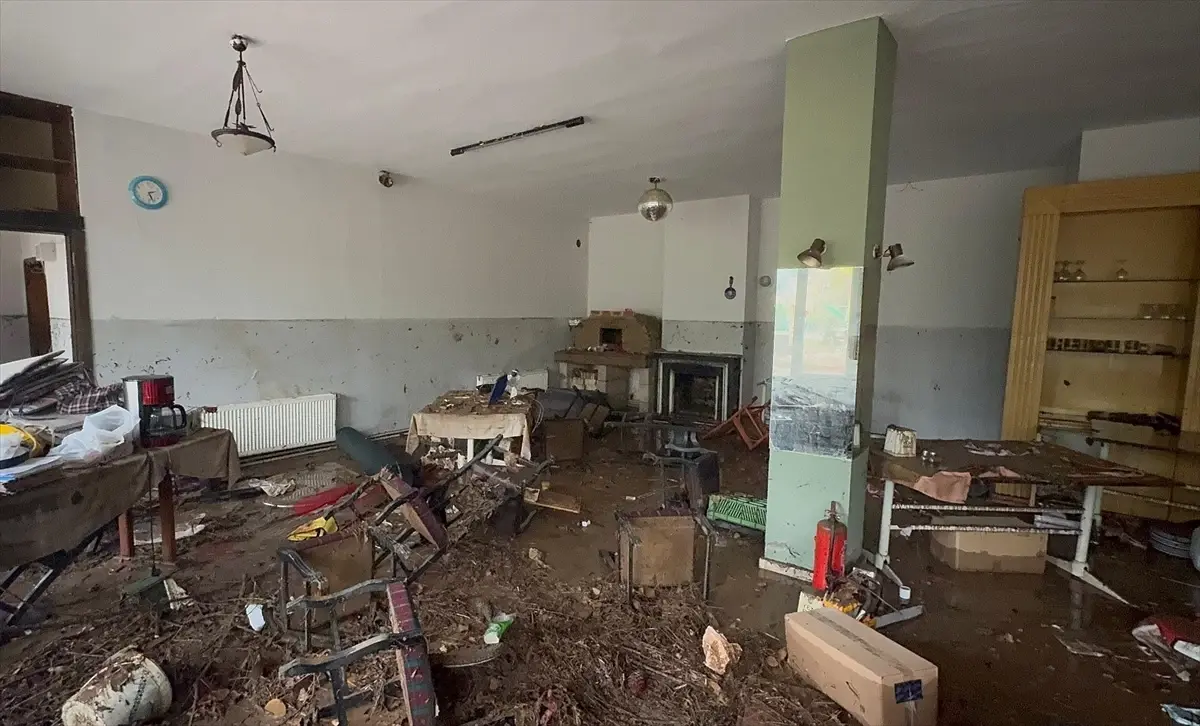 Sarıyer'de yolun çökmesi sonucu pikap ile kamyonet dereye düştü