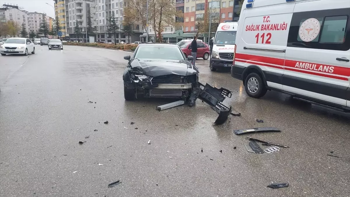 Seydişehir'de iki otomobilin çarpışması sonucu 3 kişi yaralandı