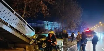 Sinop'ta yaya üst geçidine çarpan otomobildeki 4 kişi yaralandı