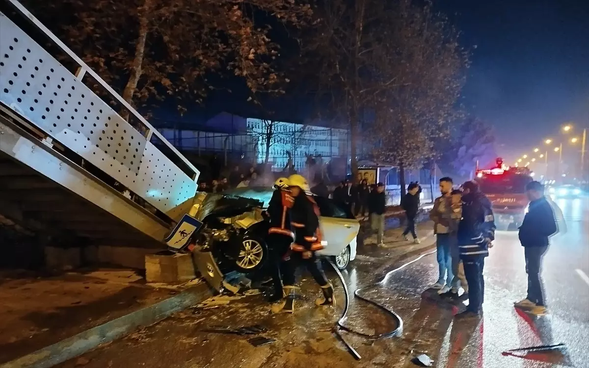 Sinop'ta yaya üst geçidine çarpan otomobildeki 4 kişi yaralandı