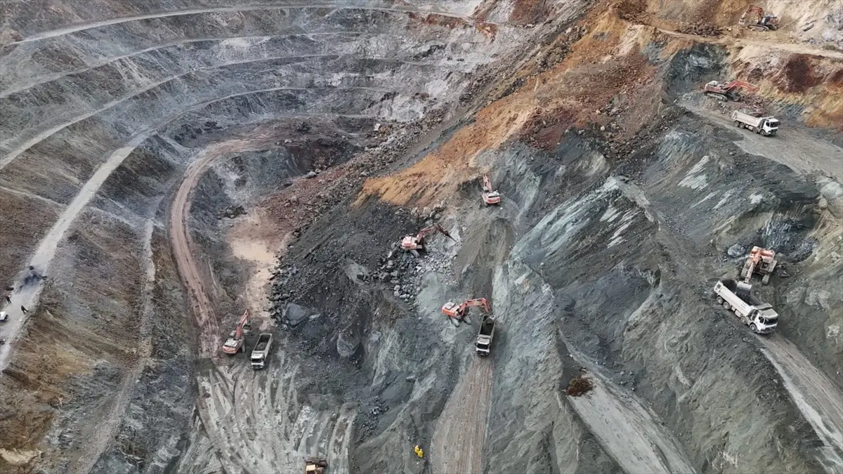 Sivas'ta maden ocağında göçük altında kalan şantiye müdürünü arama çalışmaları sürüyor