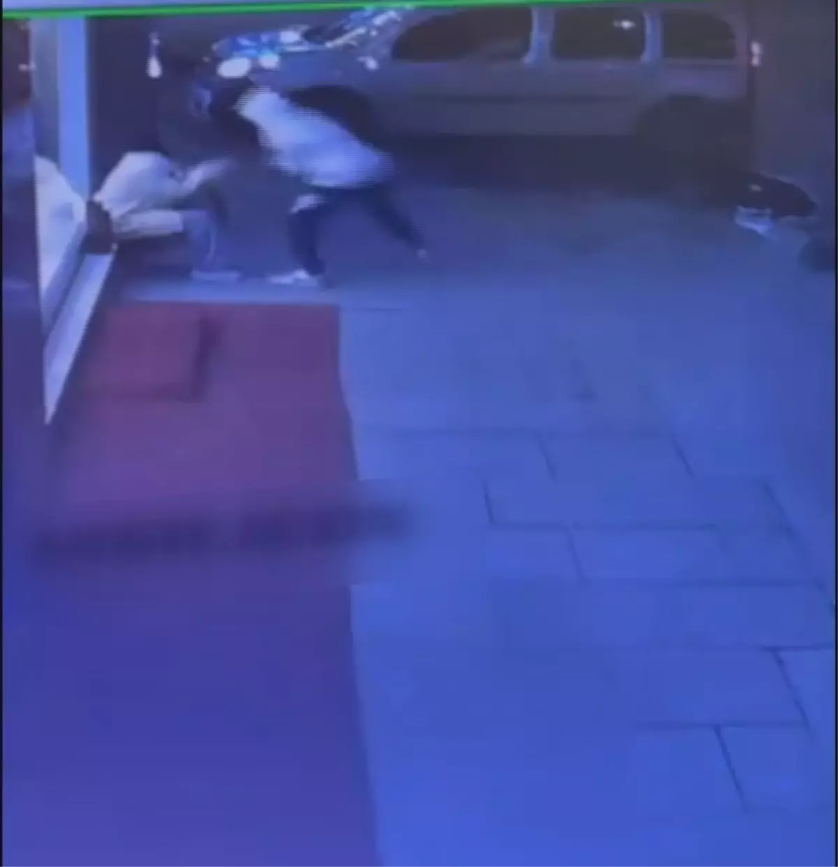 Sultangazi'de kapkaç girişimi kamerada; telefonu sahibinin elinden çalamayan şüpheli kaçtı