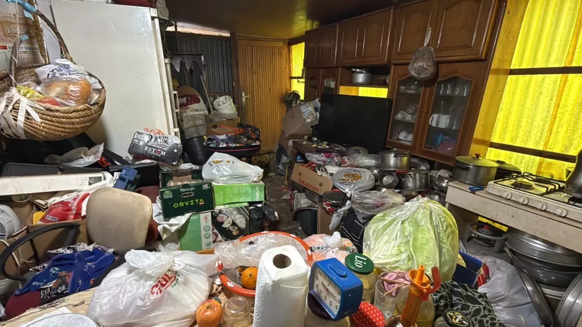 Trabzon'da çevre ve halk sağlığını tehdit eden evlerden tonlarca çöp çıkarıldı