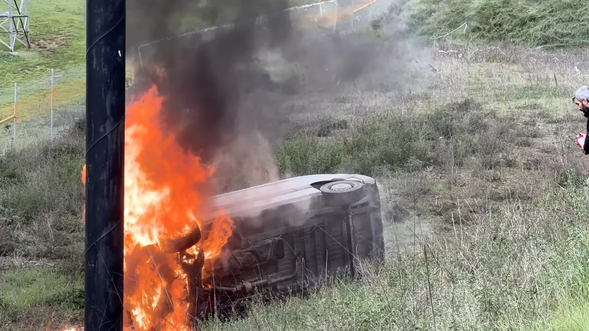 Tuzla'da Minibüs Yoldan Çıkıp Alev Aldı