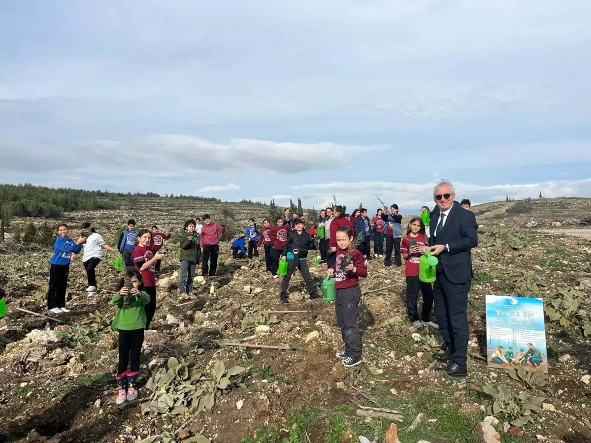 100 yaşına giren hayırsevere öğrencilerden fidan dikim etkinliği ile kutlama