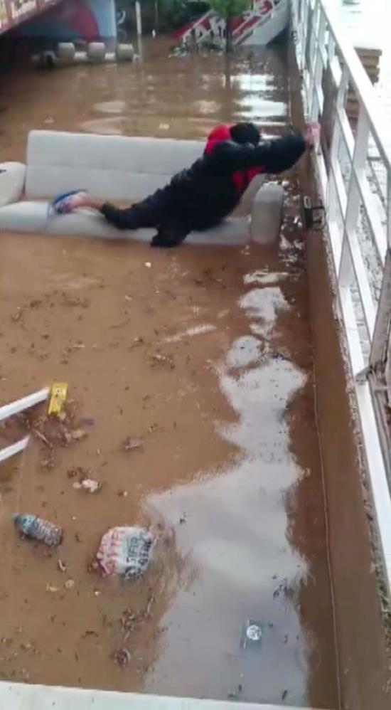 15 minutes of rain turned the district into a battlefield