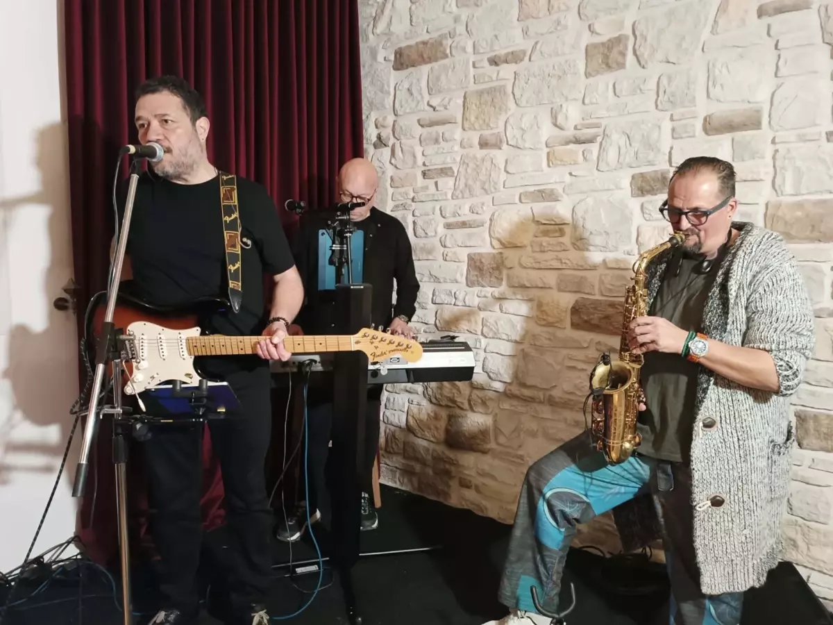 Üniversite Öğrencilerine Yemek Bursu İçin Konser Veren 'Hastasıyım Doktor' Grubu