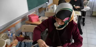 Anneannesinden öğrendiği hasır dokuma sanatını geleceğe aktarıyor