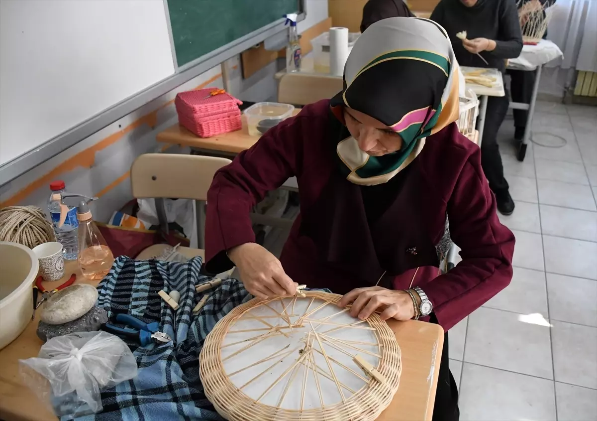 Anneannesinden öğrendiği hasır dokuma sanatını geleceğe aktarıyor