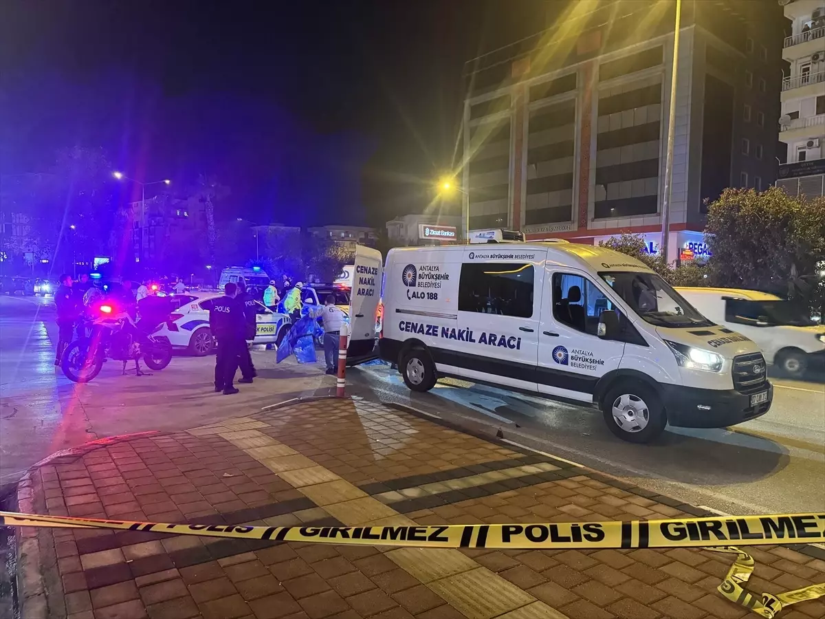 Antalya'da kamyonun çarptığı motosikletin sürücüsü hayatını kaybetti