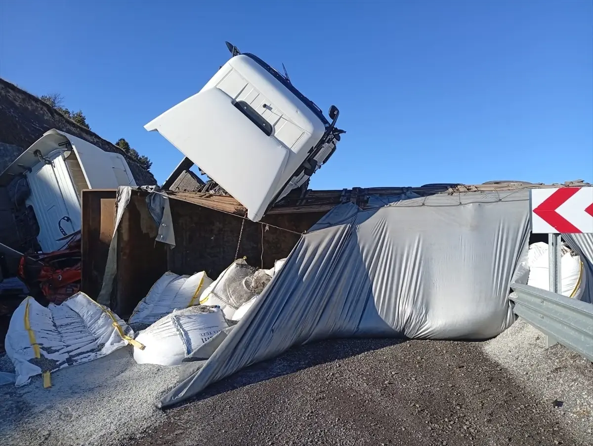 Ardahan'da iki tır ve otomobil çarpıştı