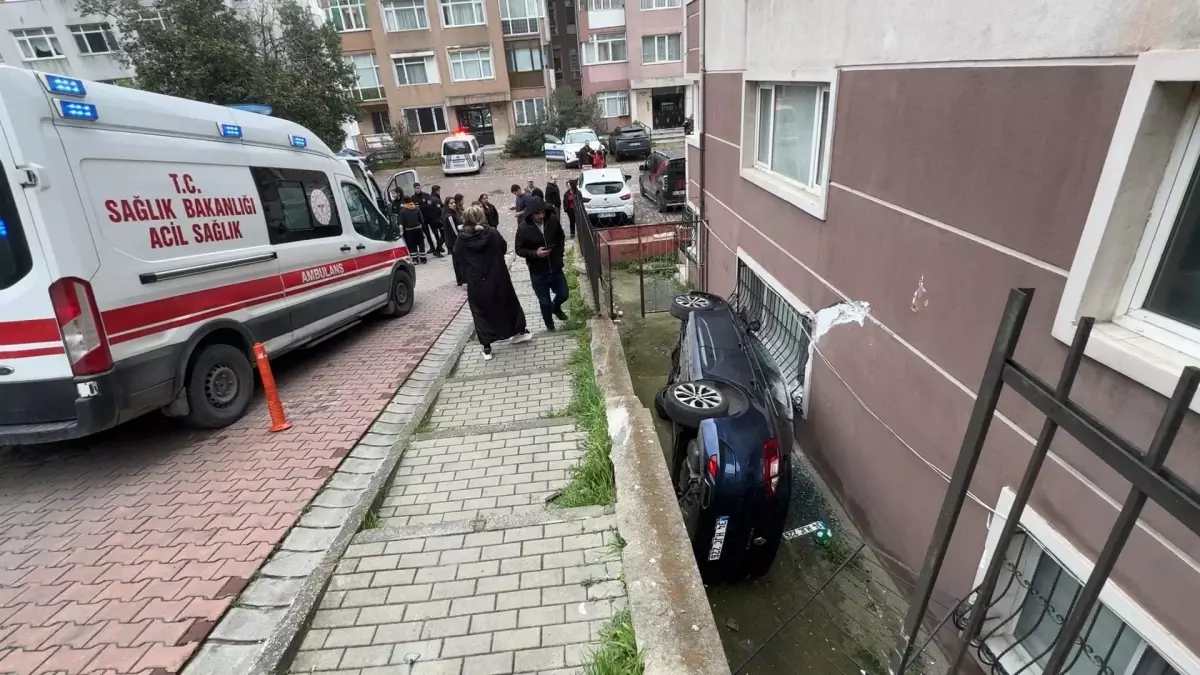 Avcılar'da Otomobil Bahçeye Düştü: 2 Çocuk Yaralı