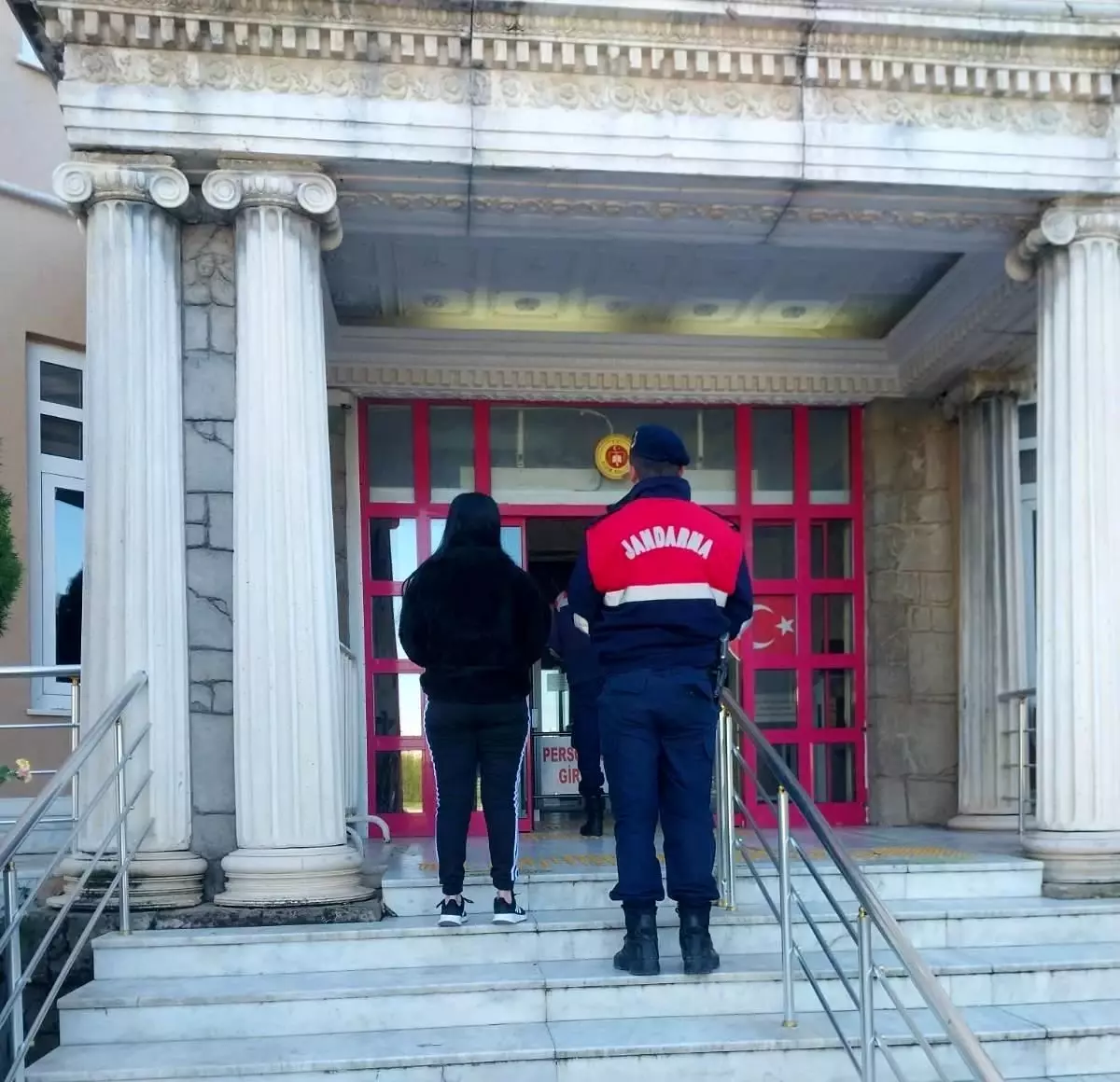 Aydın'da 2 aranan şahıs operasyonla yakalandı