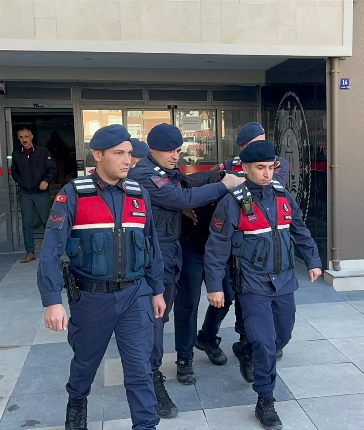 Aydın'da eski eşiyle evli polise otomobille çarpıp yaralayan sürücü tutuklandı