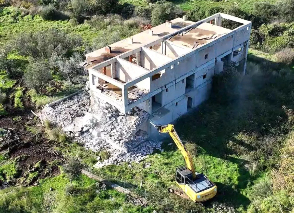 Ayvacık'ta 66 kaçak yapı yıkıldı