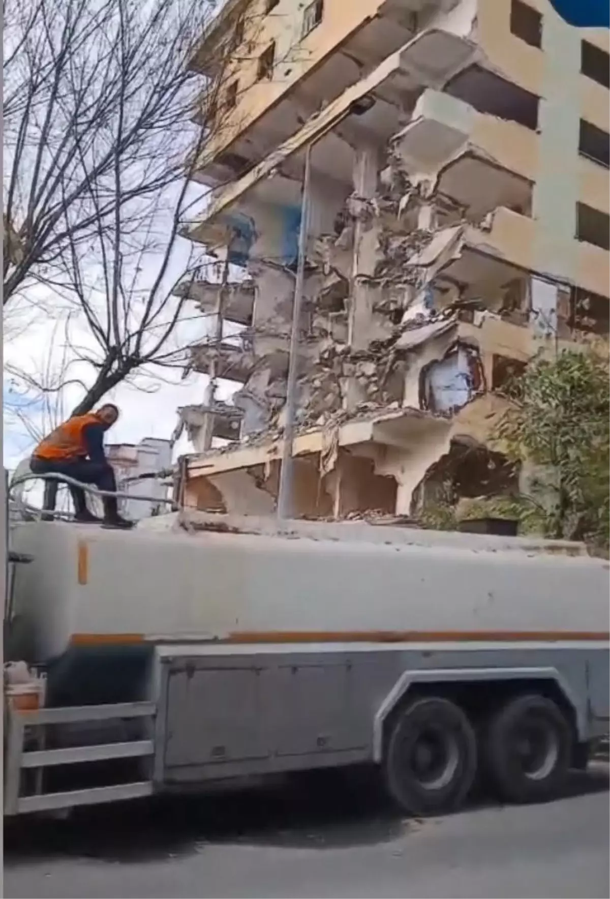 Bağcılar'da 8 katlı bina yıkım sırasında çöktü; ölümün kıyısından döndü la