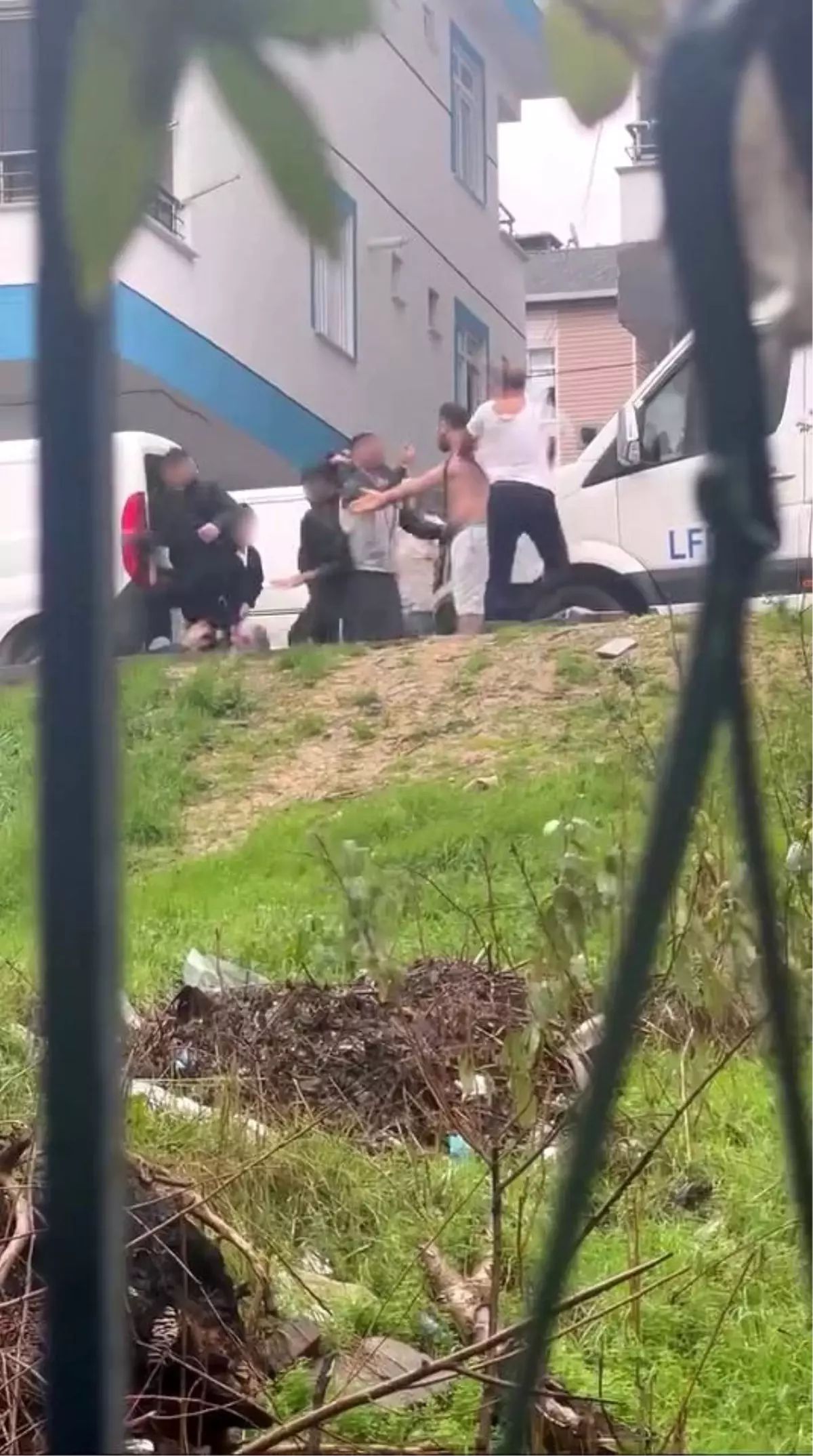 Başakşehir'de kardeş kavgası: Sopa, kemer ve bıçaklar havada uçuştu