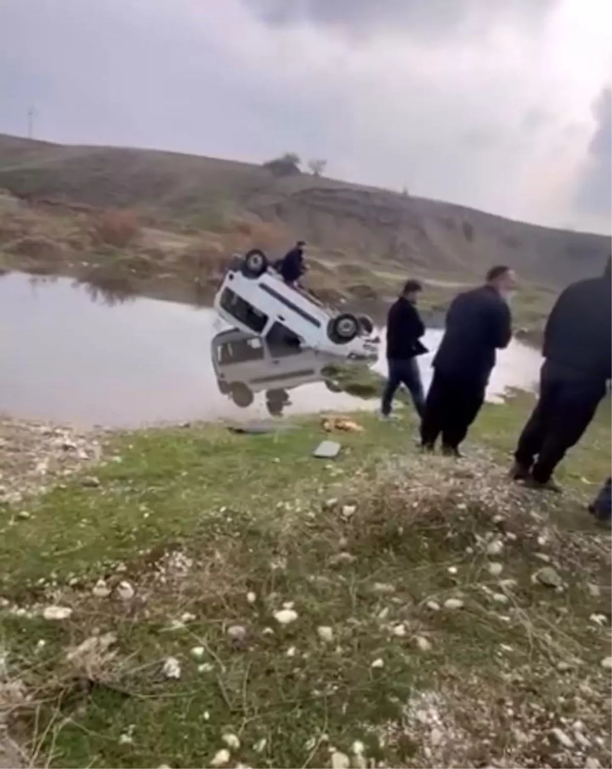 Batman'da hafif ticari araç yapay gölete uçtu, sürücü yaralandı