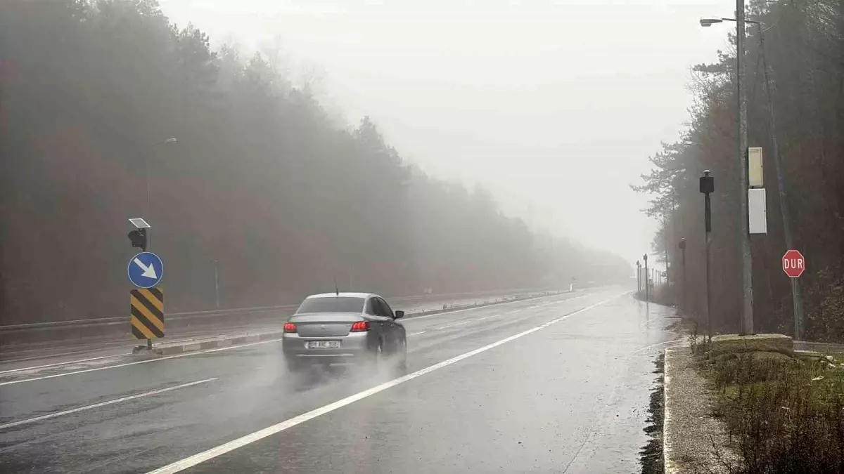 Bolu Dağı'nda sis ve sağanak sebebiyle görüş mesafesi 30 metreye düştü