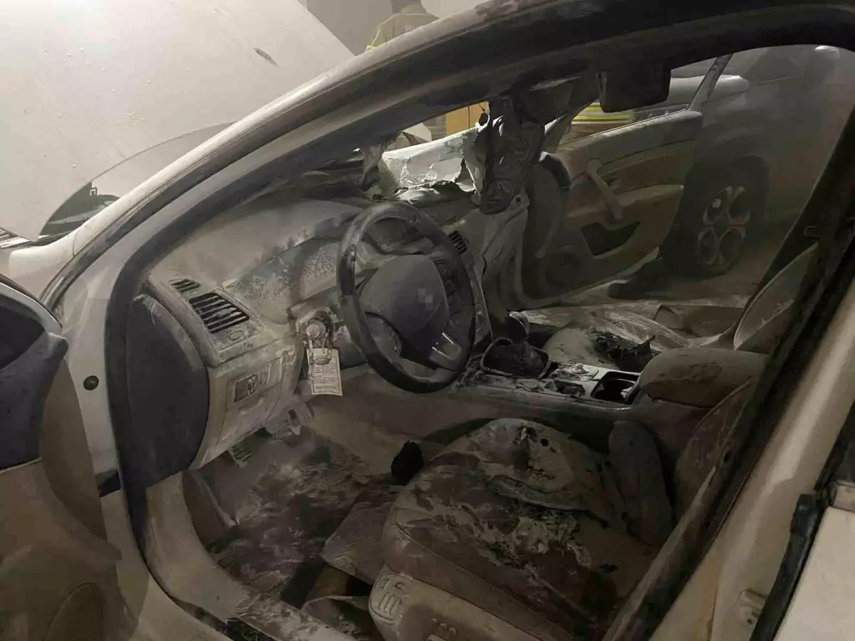 Bursa'da kapalı otoparkta yanan otomobil paniğe neden oldu