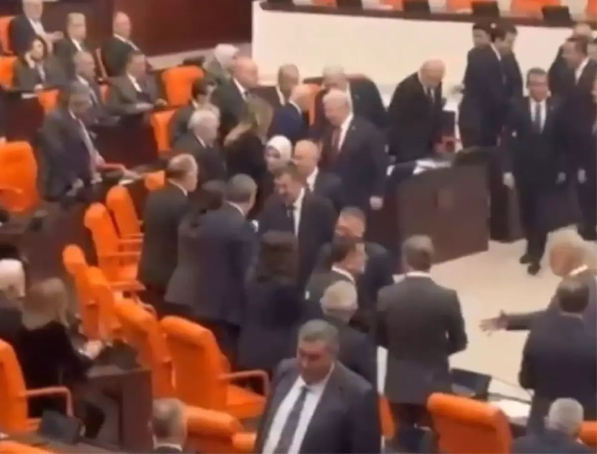 Bütçe görüşmelerine damga vuran an: Bahçeli ve Dervişoğlu böyle tokalaştı