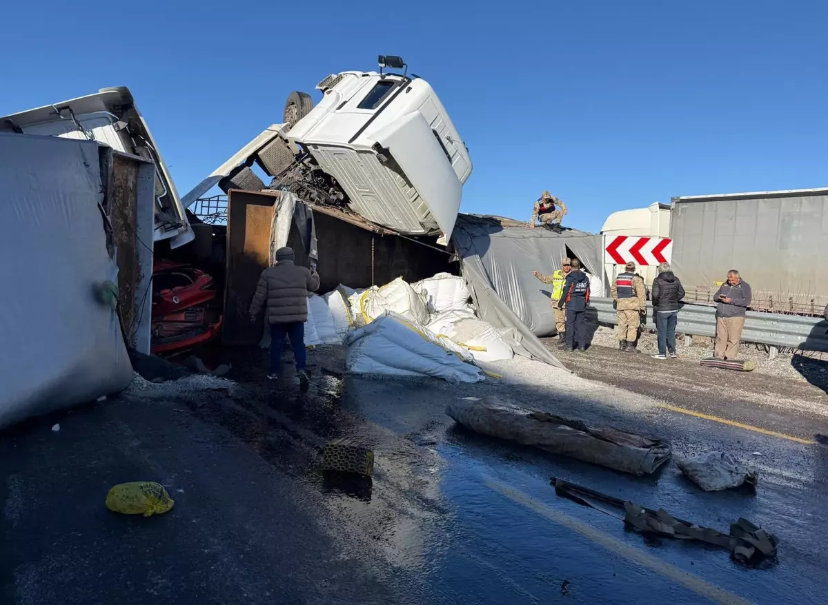 Buzlanan yolda zincirleme kaza