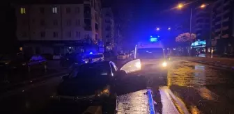 Çorum'da refüje çarpan otomobildeki 3 kişi yaralandı