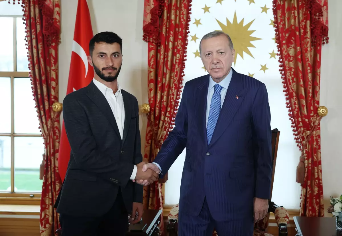 Cumhurbaşkanı Erdoğan, Oscar ödüllü Filistinli yönetmen Basel Adra ile görüştü