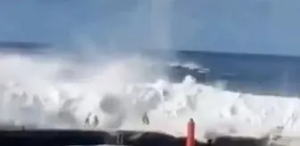 Dev dalgalar turistleri yuttu: 3 ölü, 5 yaralı