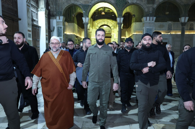 Годовщина революции! Одежда Шары, передавшего послание о братстве в мечети Омейядов, привлекла внимание