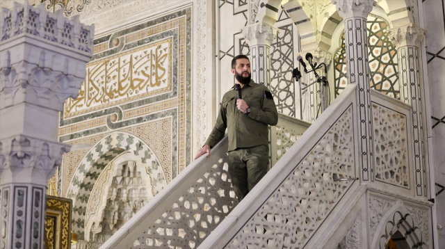 Годовщина революции! Одежда Шары, передавшего послание о братстве в мечети Омейядов, привлекла внимание