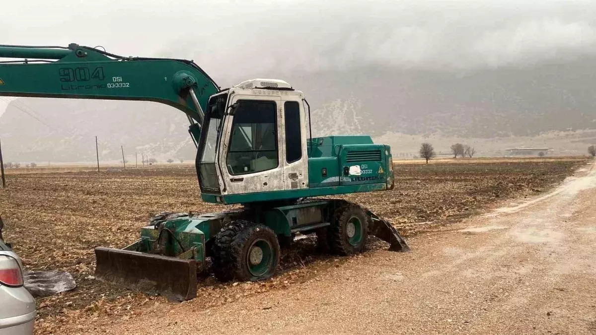 DSİ'ye ait kepçe ile define arandığı iddiasını bölgede bulunan sigara izmaritinin DNA örnekleri aydınlatacak