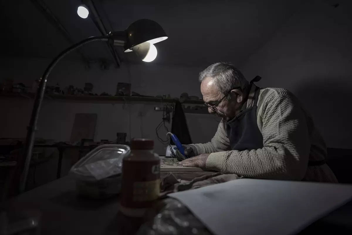 Emekli hekim Oltu taşı tozuyla ahşap oymacılığına yeni bir soluk getiriyor