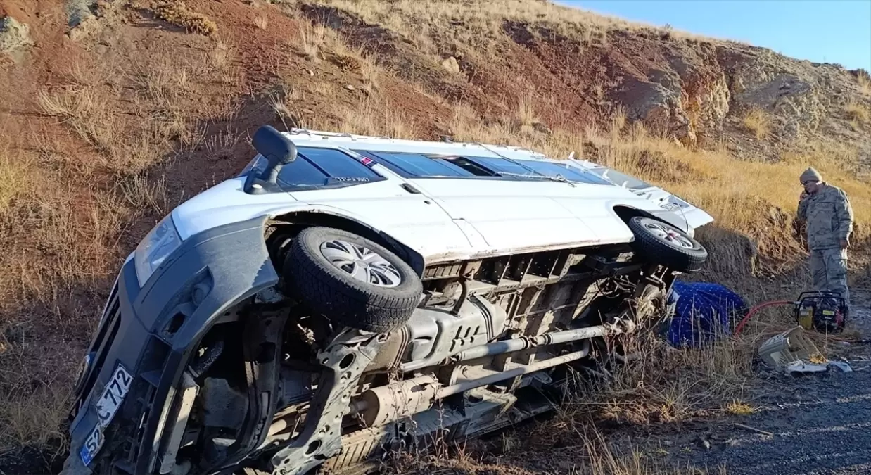 Erzurum'da öğretmenleri taşıyan servis minibüsü devrildi, 1'i çocuk 7 kişi yaralandı