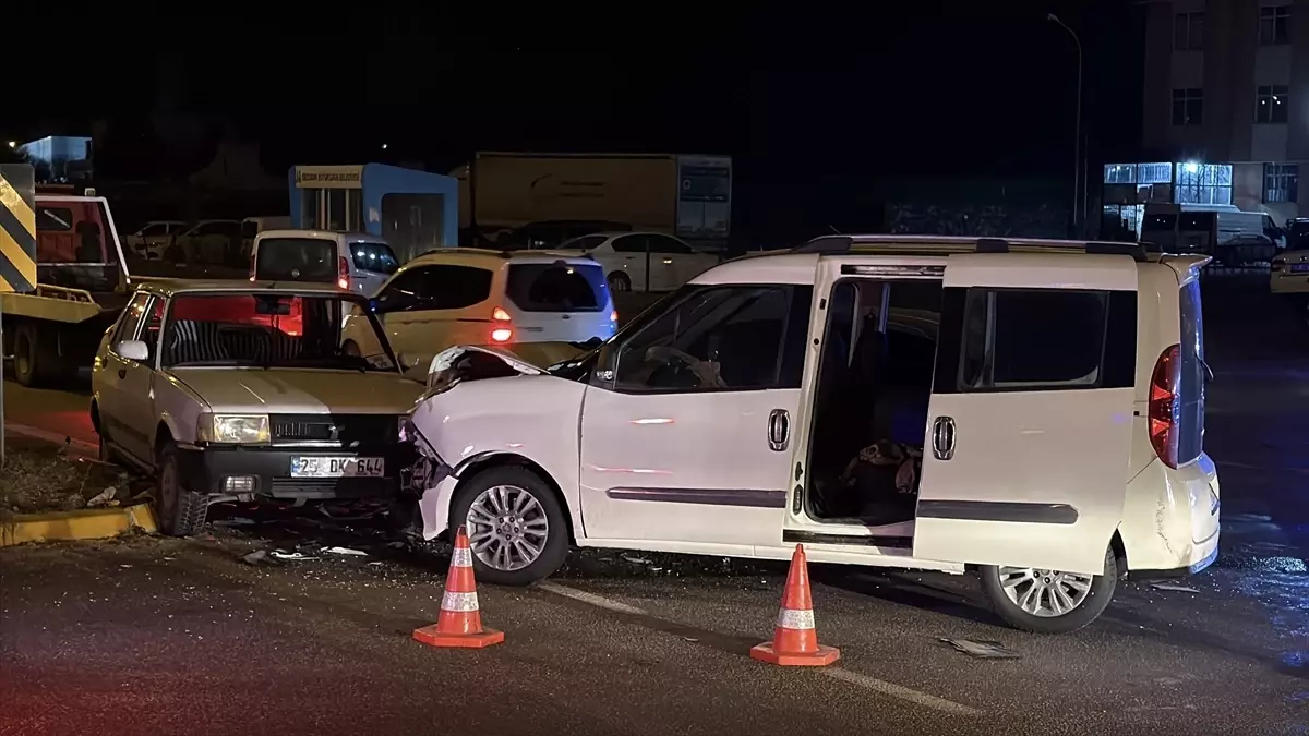Erzurum'da zincirleme trafik kazasında 2 kişi yaralandı